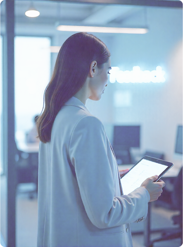 Бизнесмен общается по телефону